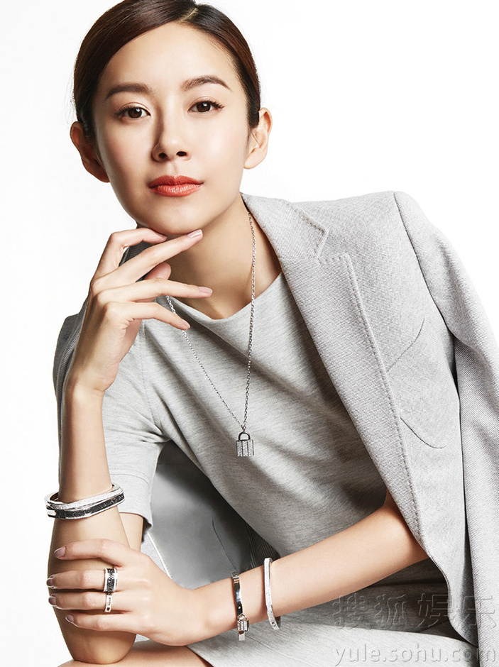 張子萱白衣登雜志封面 真我率性演繹知性美