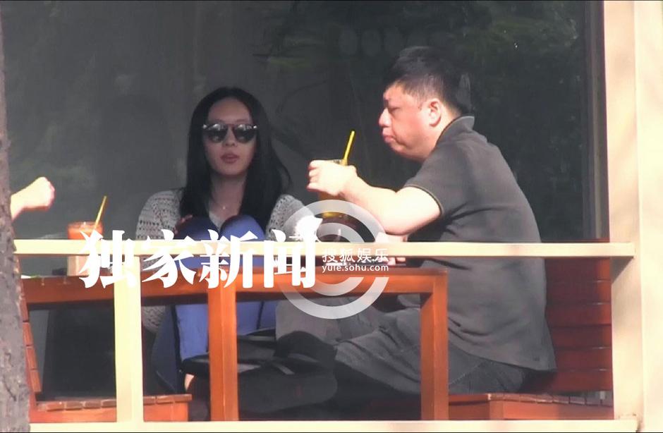 独家:童瑶疑恋上博纳高管 当众互喝饮料秀恩爱