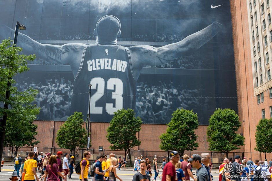 高清:骑士夺冠点燃克城 球迷万人空巷游行庆祝