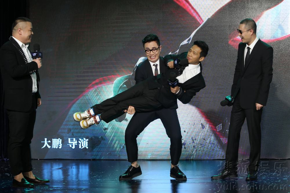 搜狐娱乐讯(马嫚丽/文 玄反影/图 远辉/视频)由搜狐视频、新丽传媒、万达影视联合出品,大鹏执导并主演的爆笑喜剧大片《煎饼侠》定于7月17日公映。4月1日下午,影片在京举行英雄登陆发布会,导演大鹏带领东北偶像男子天团小沈阳,宋小宝,岳云鹏出席。