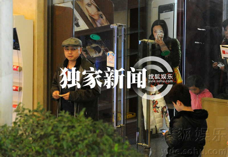独家:徐峥一家四口外出吃饭 共度欢乐时光