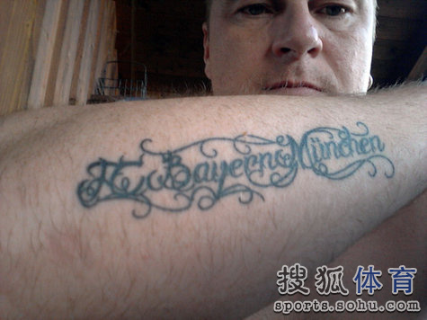 拜仁球迷秀纹身:<em>美脚</em>刺精神标语 狗舔队徽(图)