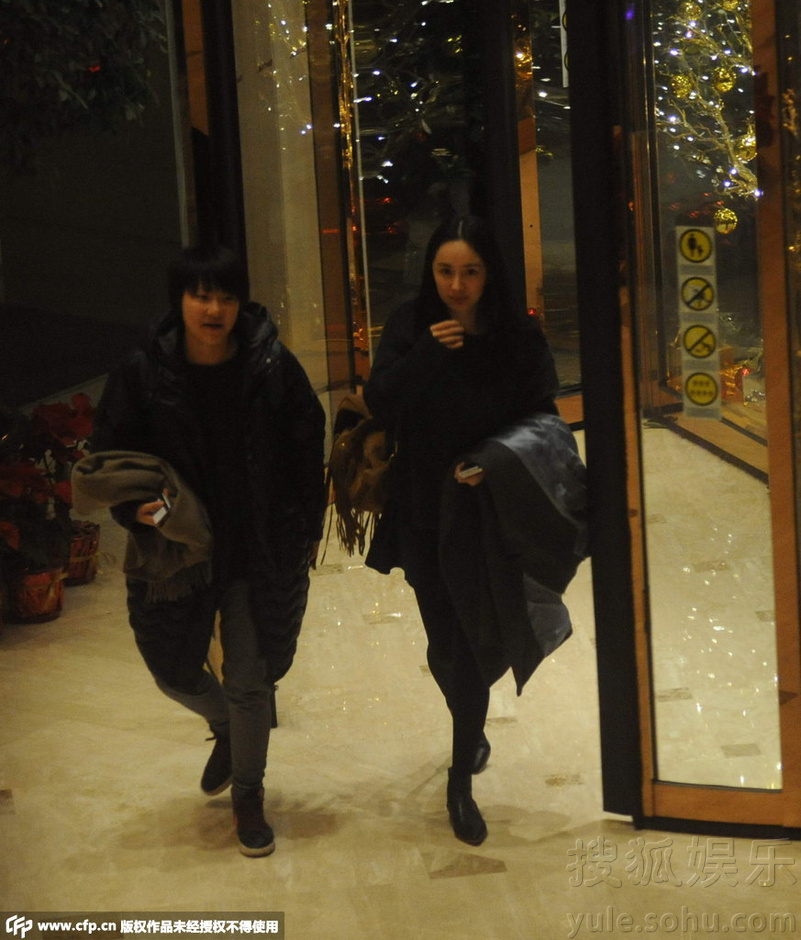 杨幂与助理深夜现身酒店 见偷拍微笑招手心情