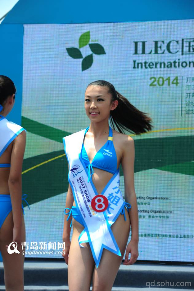 青岛新闻网5月31日讯 昨天上午,第十二届中国国际航海博览会暨中国(青岛)国际船艇展览会在青岛奥帆中心开幕。除了豪华游艇展,2014中国(青岛)国际游艇小姐比赛也赚足了眼球,昨天在开幕仪式上,25位佳丽悉数登台亮相,展现自己的风采。