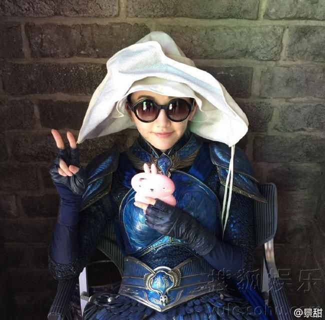 成龙与景甜贴脸自拍 比剪刀手卖萌 (高清组图)