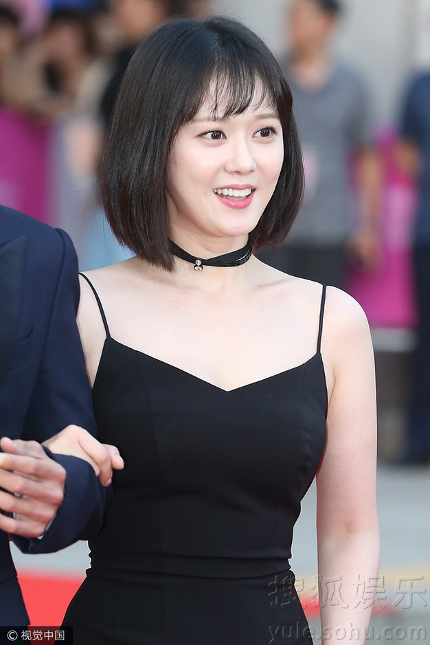 张娜拉黑裙亮相富川电影节 妹妹头似少女