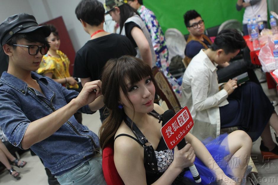 《冲刺好性感》声音娇娃杨雅诺蓬蓬裙秀动漫小美女壁纸风情性感图片