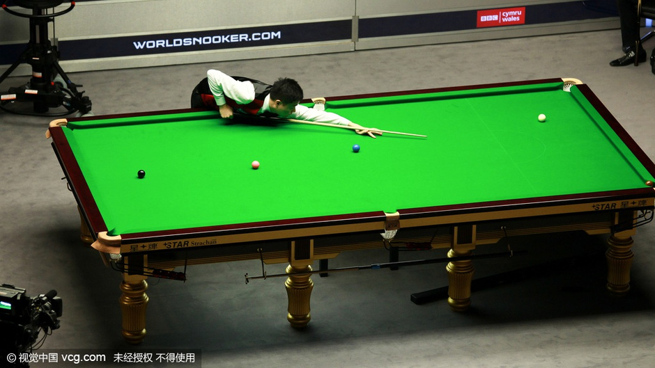 高清图:丁俊晖轰147挥拳庆祝 握手告别不留憾