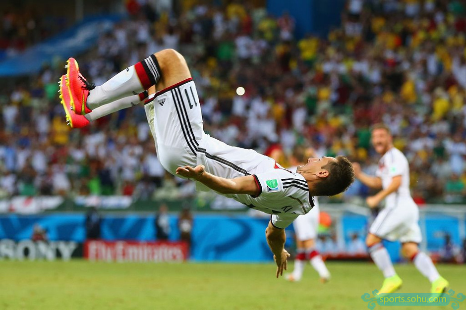 高清图:世界杯德国平加纳 克洛泽空翻庆祝进球
