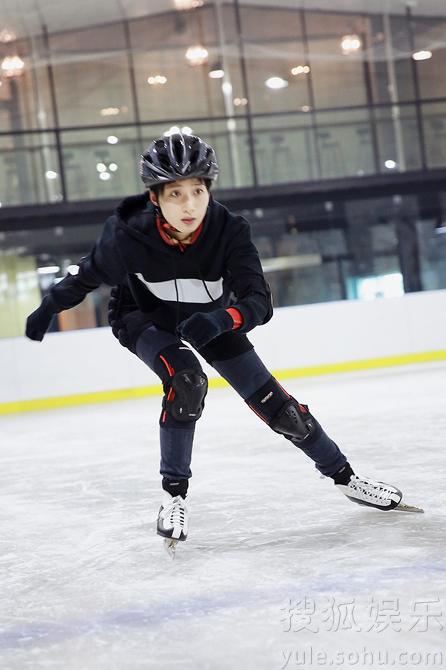 冯文娟玩滑冰英气逼人姿势专业化身旋风小子
