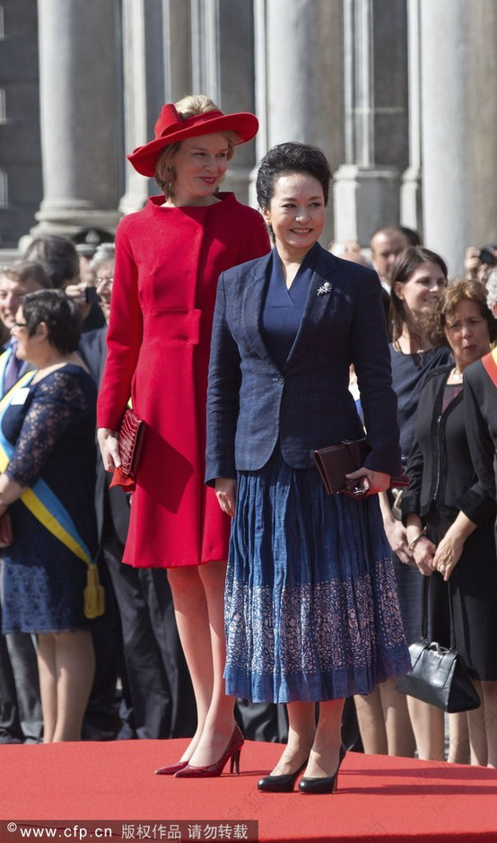第一夫人彭丽媛欧洲行 穿衣细节体现国母优雅