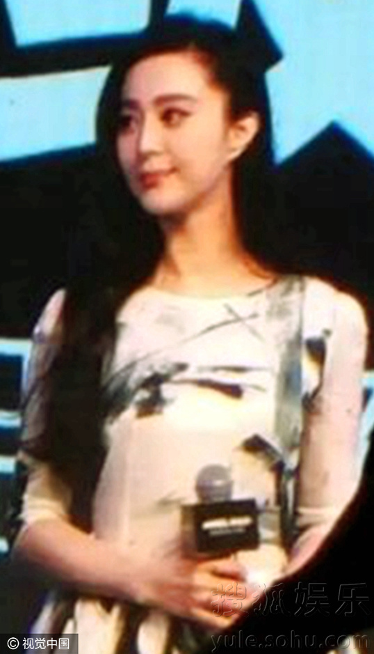 范爷水墨画长裙依旧女王范 拎裙摆鞠躬似花蝴