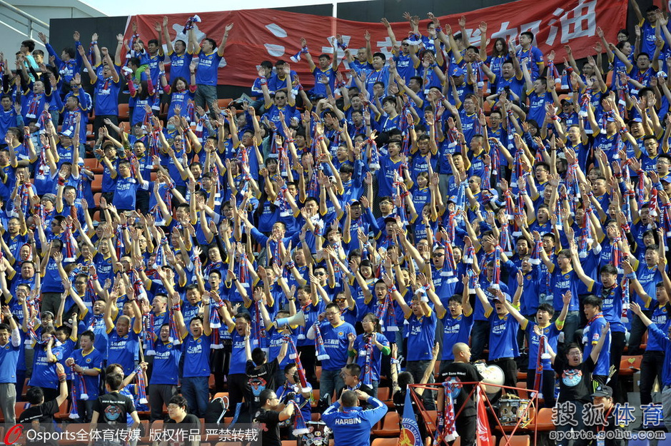 高清:毅腾迎战北理工球迷排人浪 卜鑫破门庆祝7700920-体育图片库-大视野-搜狐