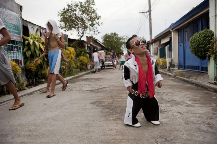 《little manila》的照片,记录了菲律宾近百位侏儒症患者的日常生活