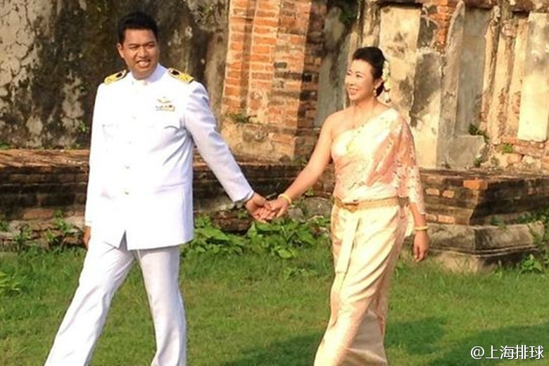 北京时间12月6日消息,女排名将冯坤与现任泰国女排主帅加提蓬在泰国