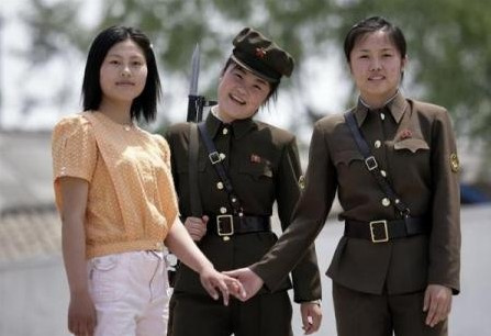 金正恩视察<em>女兵</em>激动簇拥 朝鲜<em>女兵真实生活</em>60