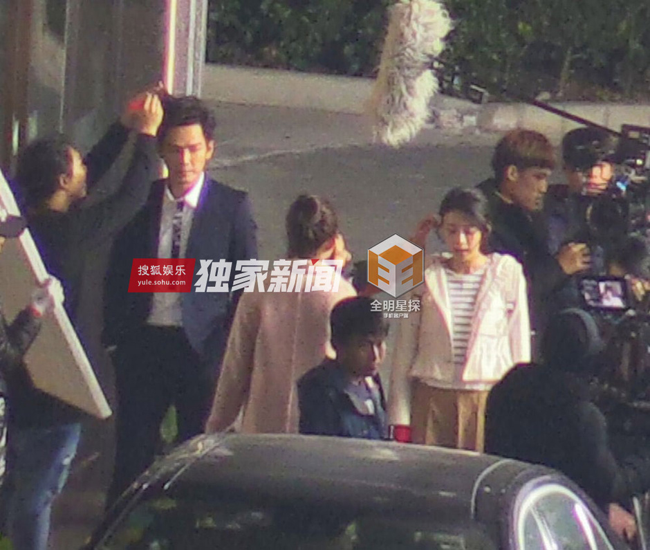 钟汉良新剧搭新小花 隐婚妻子探班玩