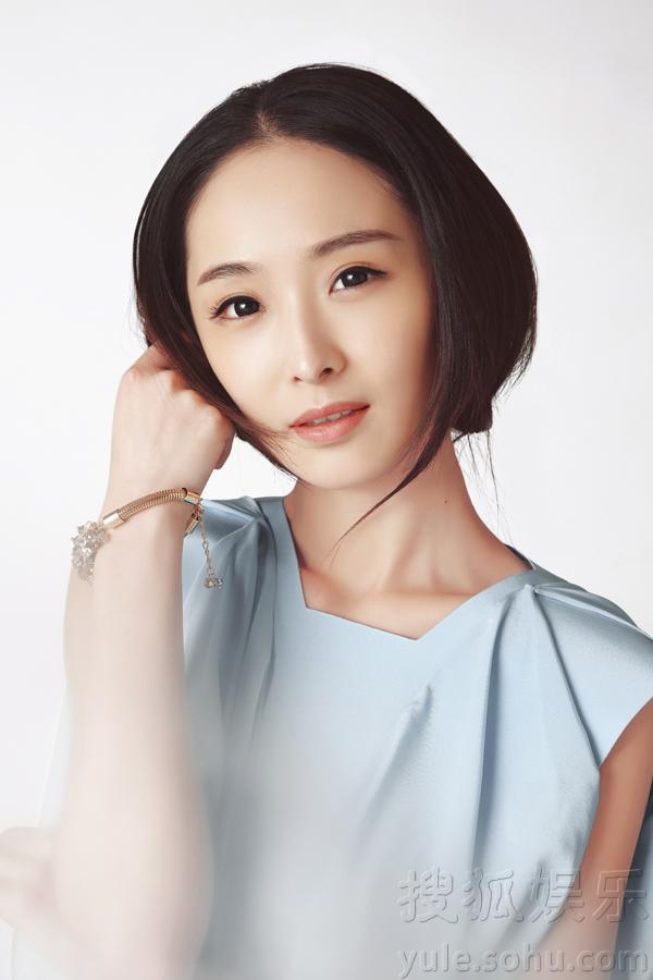 李曼在《新京华烟云》剧组发一组照片,在这炎热的气温下