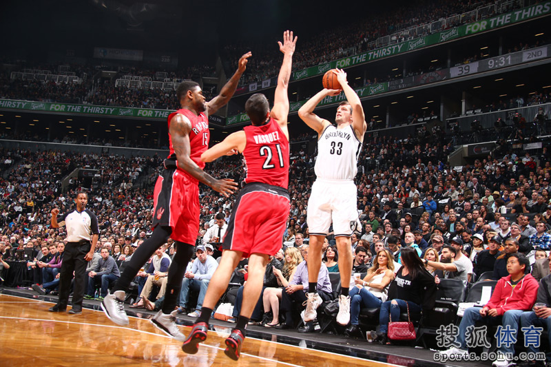 高清图:篮网VS猛龙 洛瑞突破KG德隆单打小钢