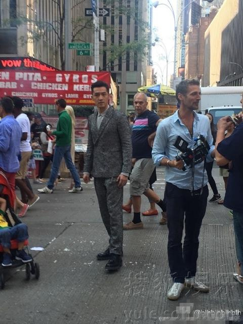 胡歌刘雯纽约街头拍大片 网友盼两个大长腿同