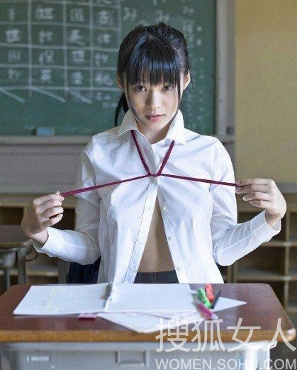 清纯校花教室上演极致校服诱惑