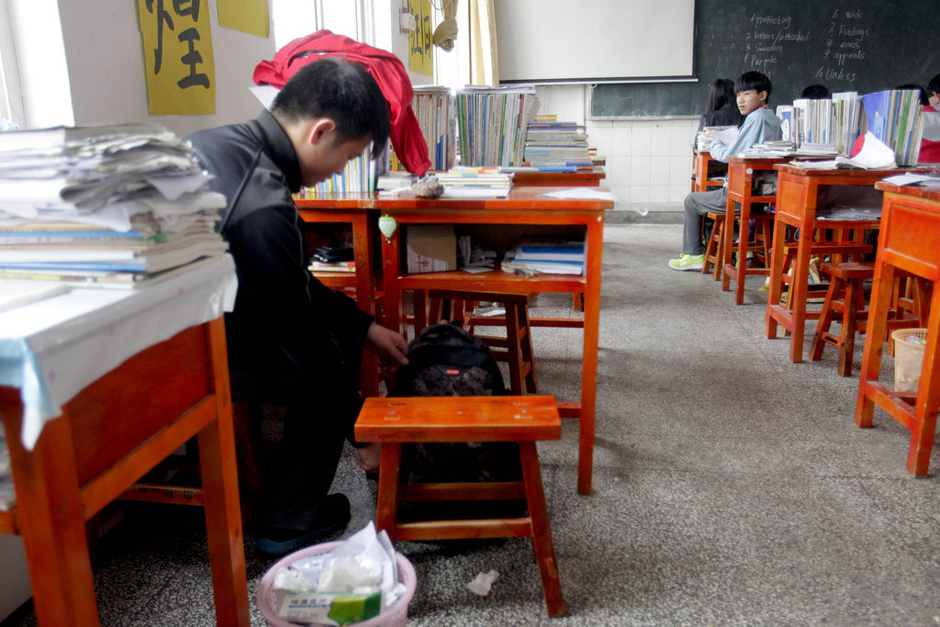 背上的兄弟:中学生背同学上学三年