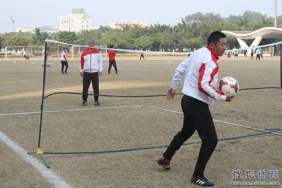 高清:日之泉训练米卢现身网式足球对抗老国脚