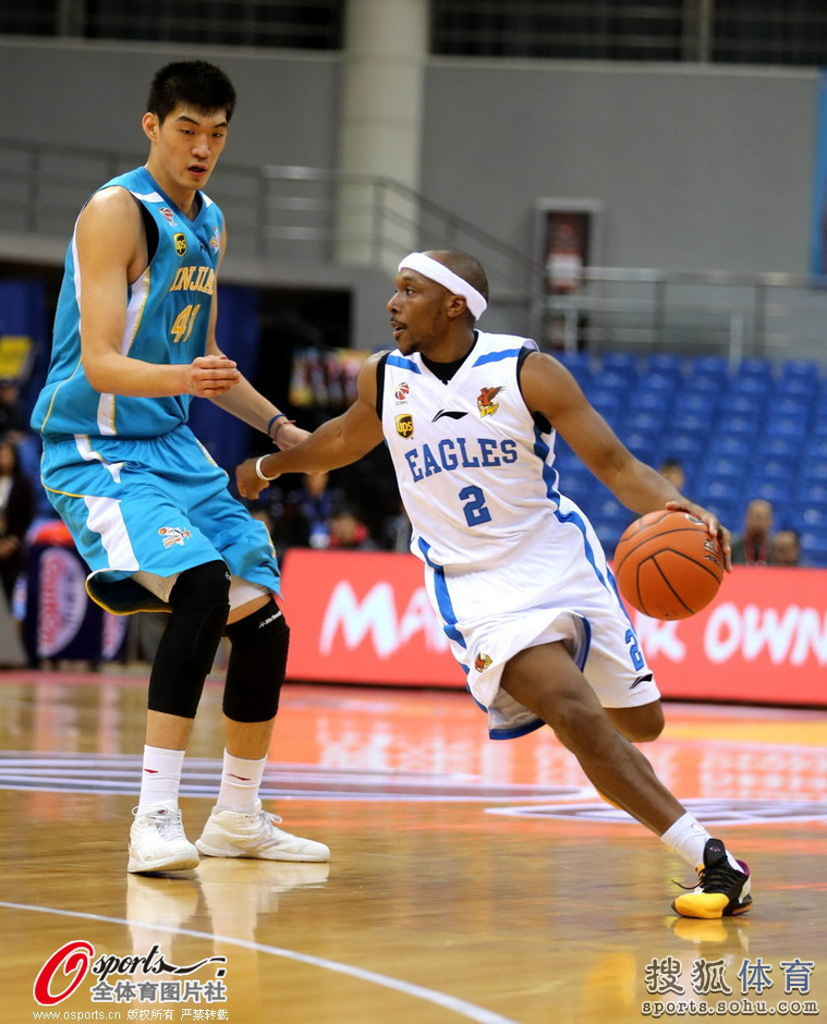 高清:青岛VS福建麦克唐纳战桑尼 拉莫斯吃火锅