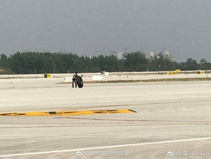 飞机在郑州机场降落后 发现轮子掉了 (组图)