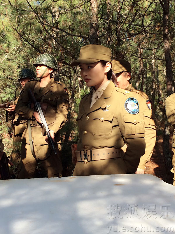 《伞兵队》曝徐冬冬花絮 对镜补妆呆萌惹人爱