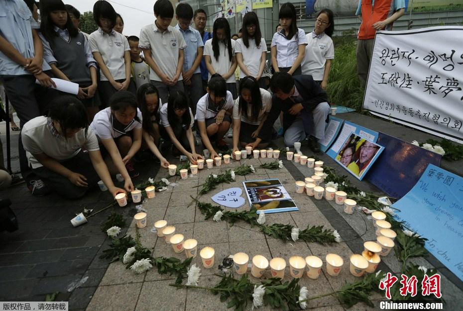 韩国中学生哀悼韩亚空难中国遇难者