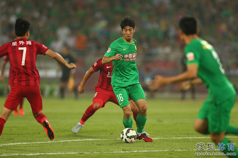 高清图:国安0-0战平上港 杨智神勇扑点激情怒吼