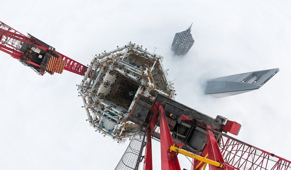 高空摄影:俄罗斯狂人攀高650米俯拍上海