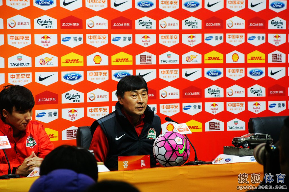 高清图:建业客战赛前踩场 麦克格文奥斯曼专注