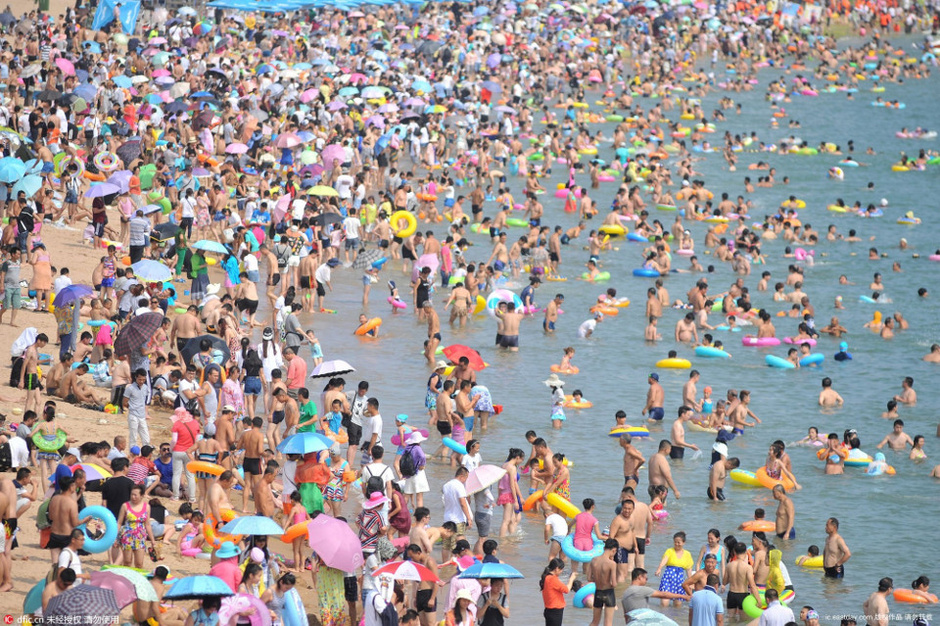 青岛迎数万游客如"下饺子" 海水浴场秒变泳池