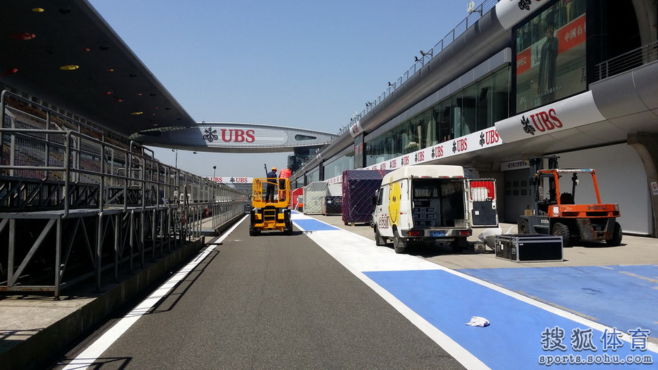 高清:F1中国大奖赛一触即发工作人员紧张忙碌甲乙丙乒乓球图片