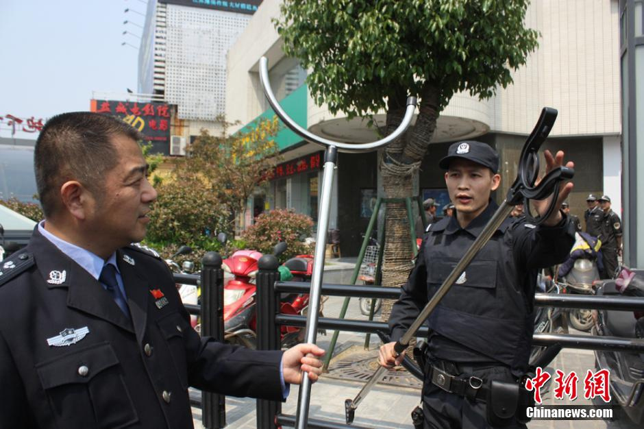 江苏特警持枪上街市民有安全感