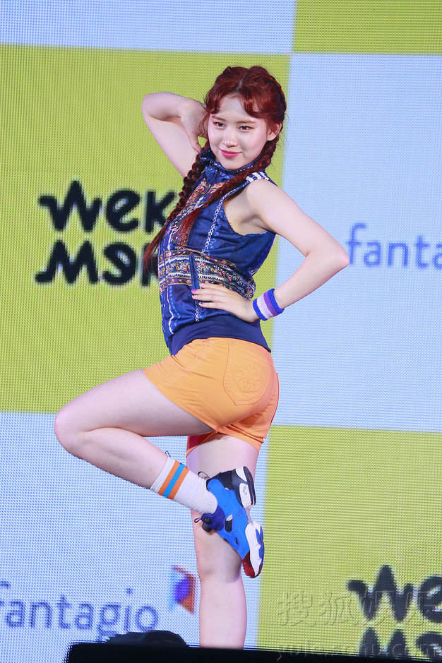 磪有情金度妍终于出道 weki meki大展可爱魅力