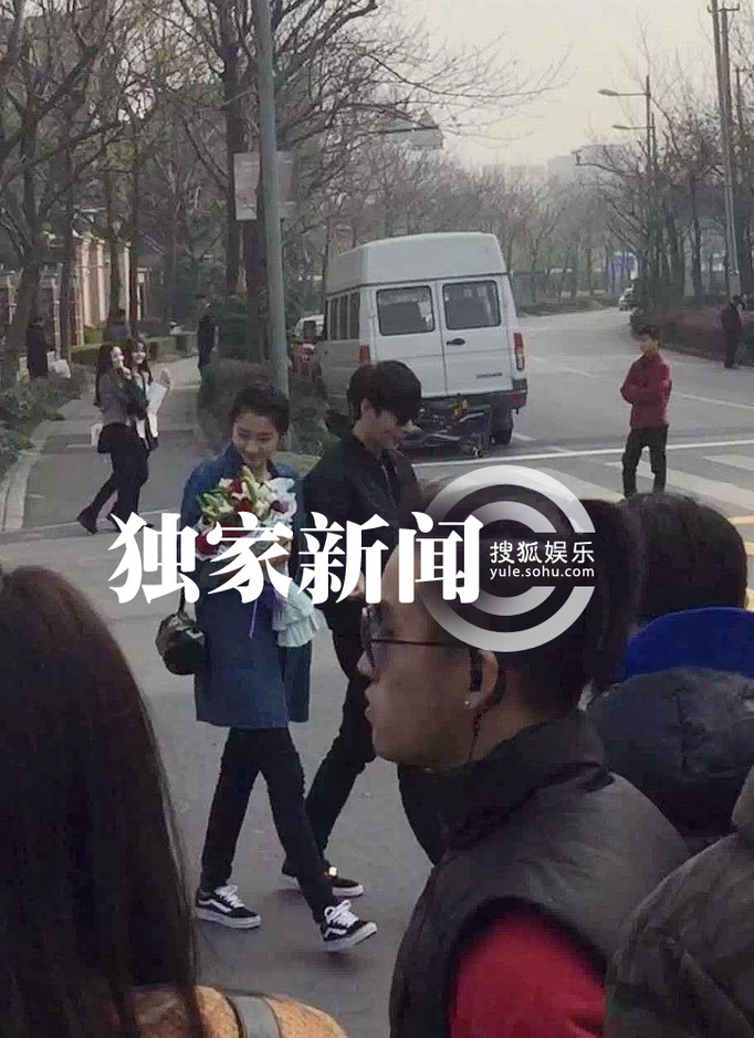 独家:张艺兴关晓彤街头拍戏 谈情说爱甜蜜蜜