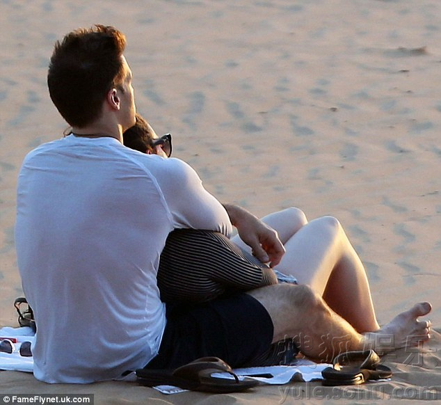 <em>破产姐妹MAX</em>海滩度假 紧贴<em>男友</em>场面甜蜜655