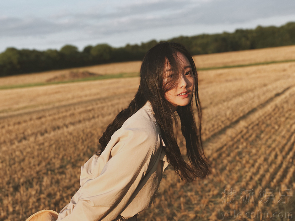 郭玮洁麦田写真曝光 盐系少女凸显清新魅力