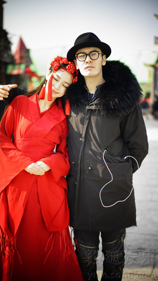 天造地设!Baby新娘装美艳 获黄晓明霸气搂入怀