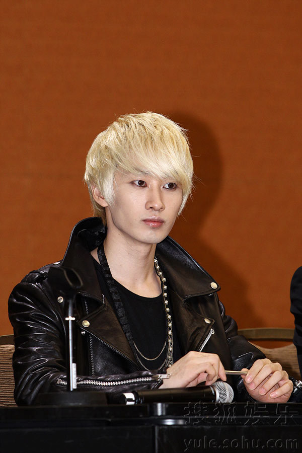 <em>少女时代2NE1</em>同台竞艳 SJ引爆MAMA记者会_