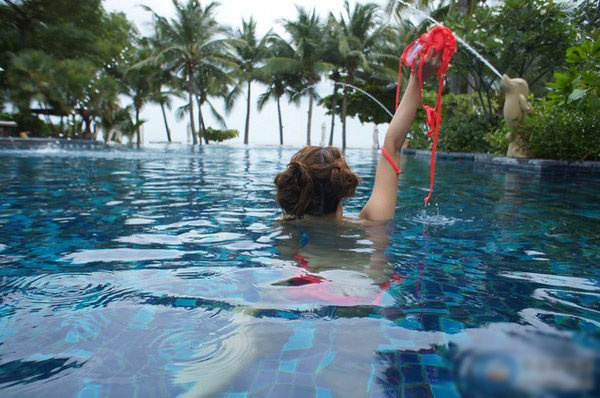 台<em>女星泳池</em>解开<em>胸罩</em>索性裸泳自拍大解放-娱乐