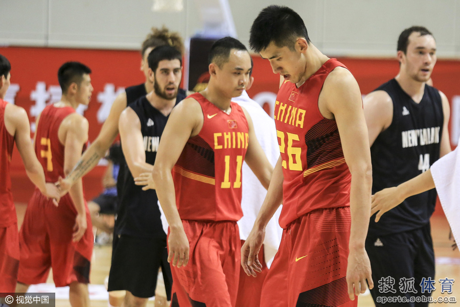高清图:国奥男篮大比分负新西兰 众将落寞离场