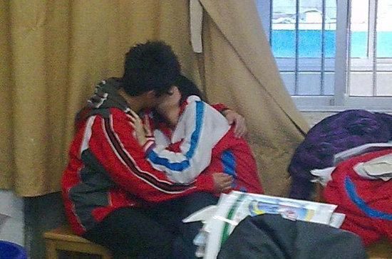 校园情侣艳照门频出 不雅行为令人担忧57355