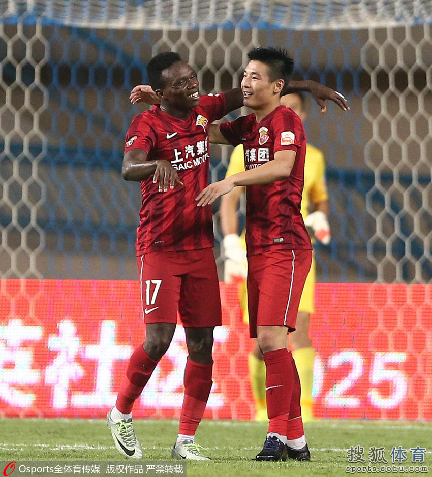 高清图:富力3-3上港 武磊帽子戏法拥抱埃弗拉-