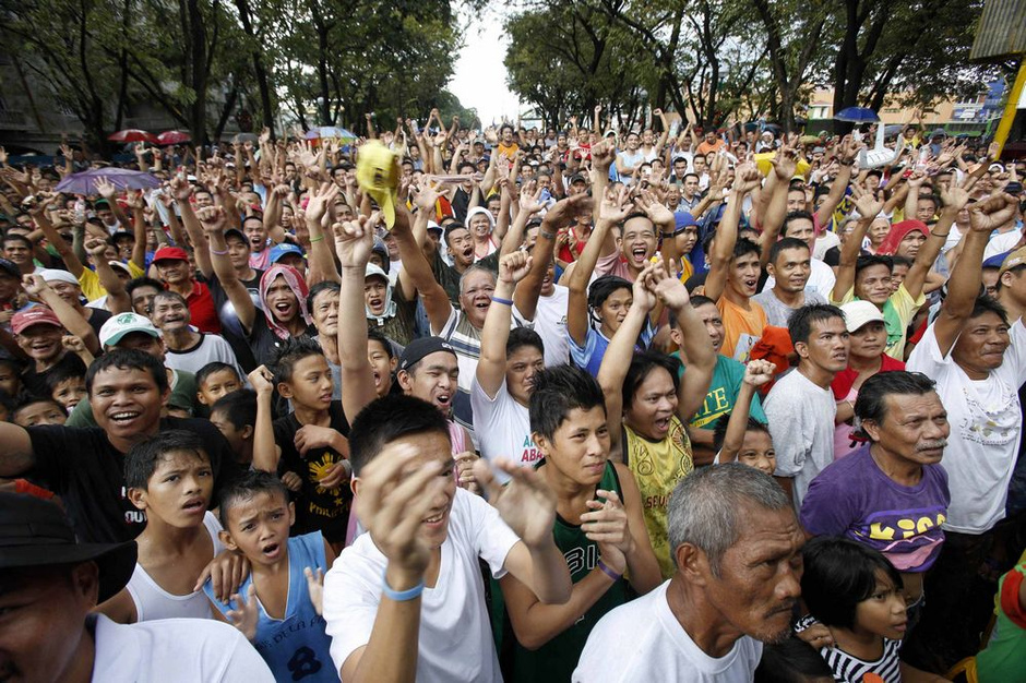 高清:菲律宾台风灾民观看拳击赛 为帕奎奥加油