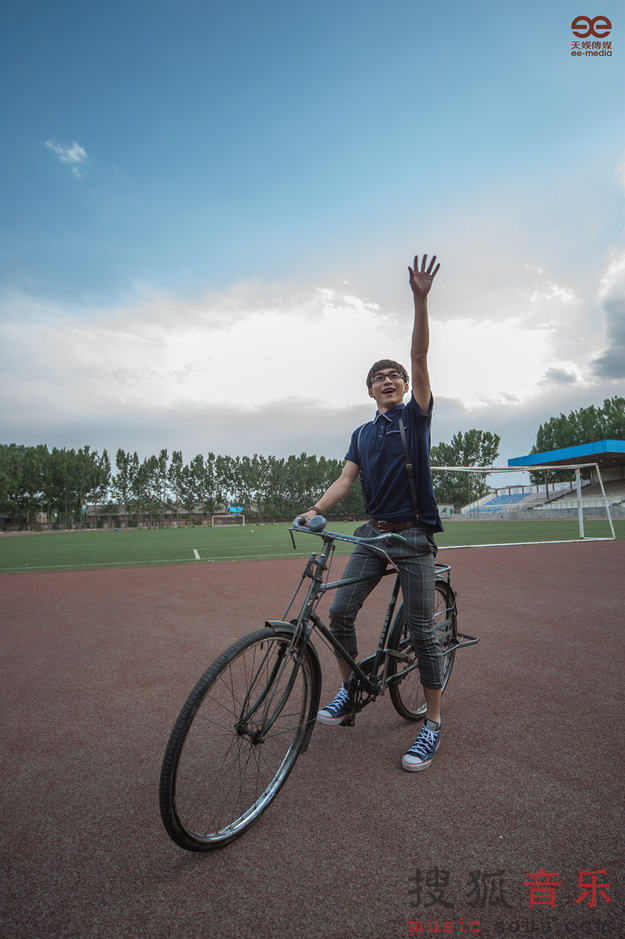 谭杰希最新写真骑二八自行车 展怀旧复古校园