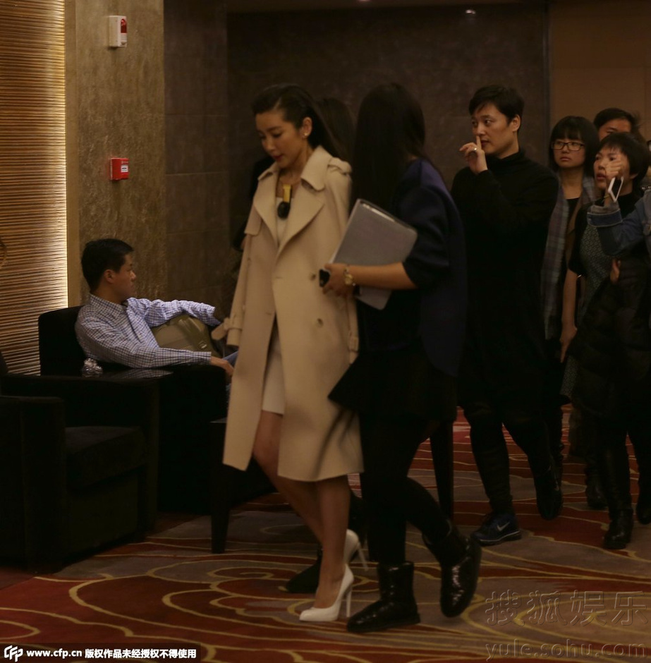 李冰冰穿白短裙出席活动 披<em>外套</em>御寒<em>女王范</em>十